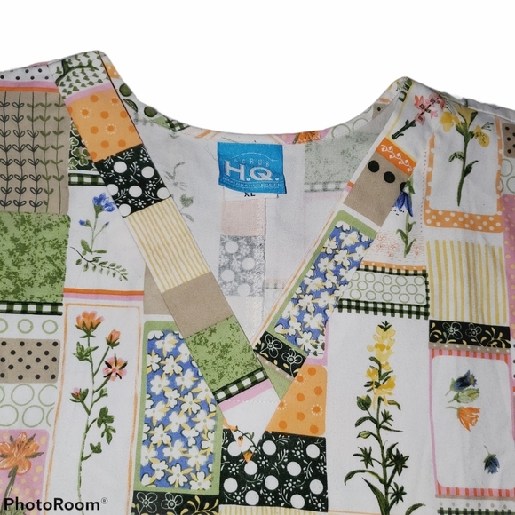 Scrub H.Q. V-Neck Short Sleeve Floral Quilt Design Scrub Top 426 - Picture 4 of 5